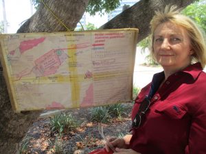 Darwin 201109 woman and map